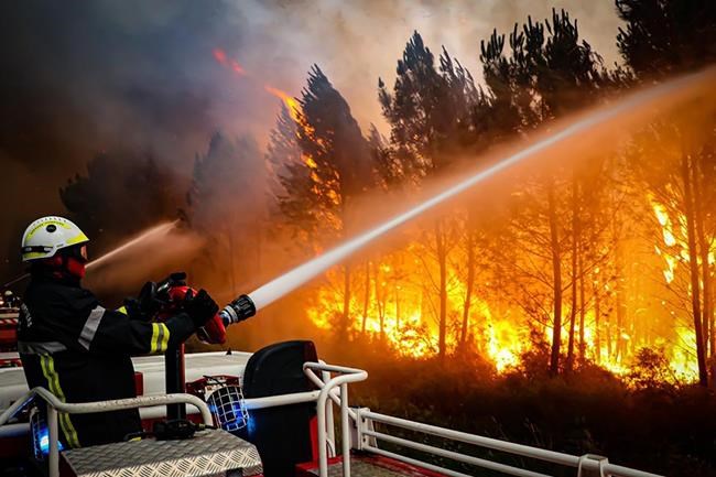 Fireplane pilot dies in Portugal, wildfires rage in Europe | iNFOnews.ca