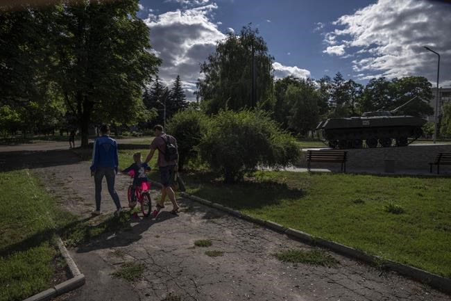 'Bang, bang': Children live and play near Ukraine front line | iNFOnews.ca
