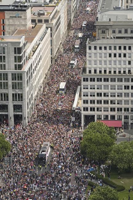 150,000 people march for LGBTQ rights in Berlin | iNFOnews.ca