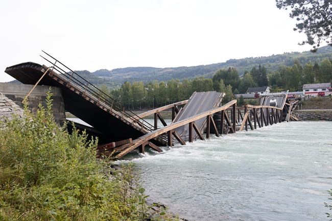 Norway bridge collapses, drivers of 2 vehicles rescued | iNFOnews.ca