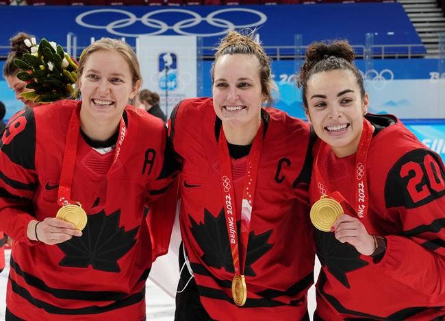 Poulin, Jenner lead Canada into women's world hockey championship | iNFOnews.ca