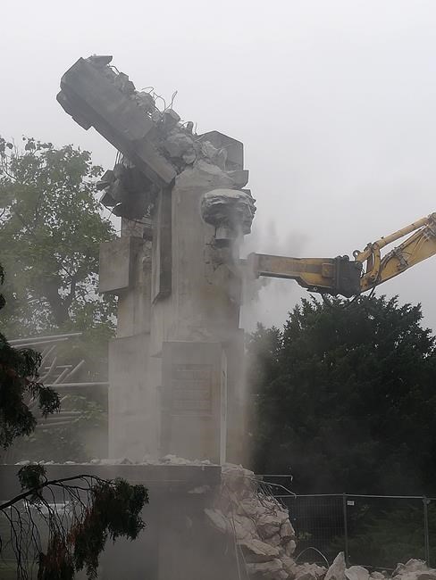 Poland begins to dismantle Soviet-era monument | iNFOnews.ca