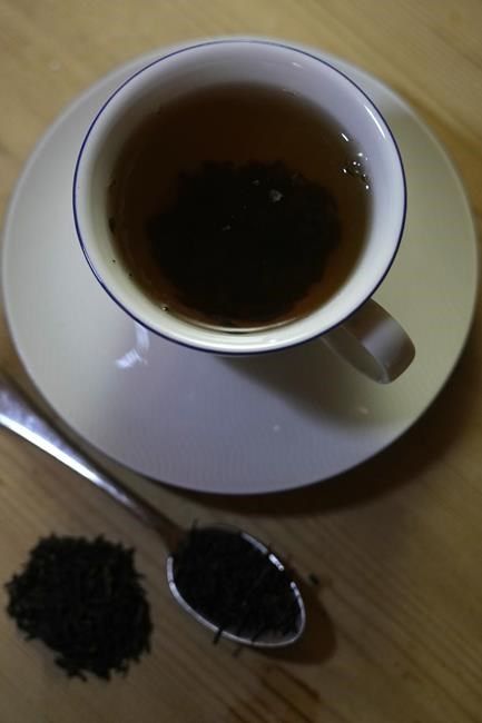 Tea drinkers enjoy possible health benefits, study suggests | iNFOnews.ca
