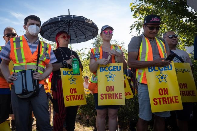 B.C. government and public service union reach tentative deal for 33,000 workers | iNFOnews.ca B.C. government and public service union reach tentative deal for 33,000 workers | iNFOnews.ca