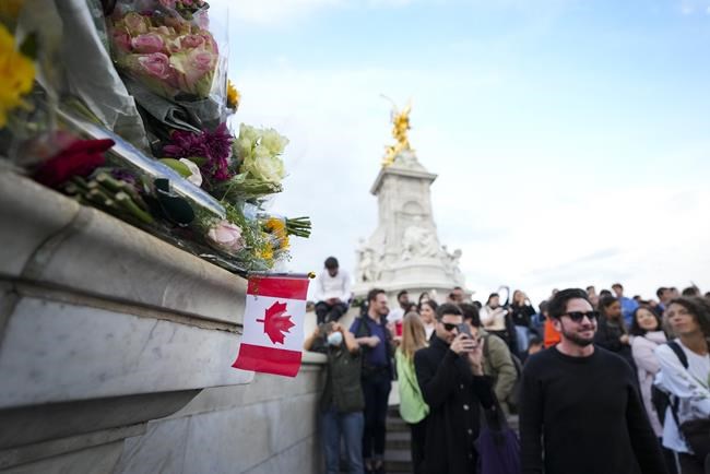 'You have to admire her': Visitors gather in London to pay respects to the Queen | iNFOnews.ca 'You have to admire her': Visitors gather in London to pay respects to the Queen | iNFOnews.ca