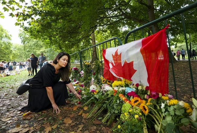 Flamingoes, sandwiches among unusual items left at Queen tribute site in London | iNFOnews.ca
