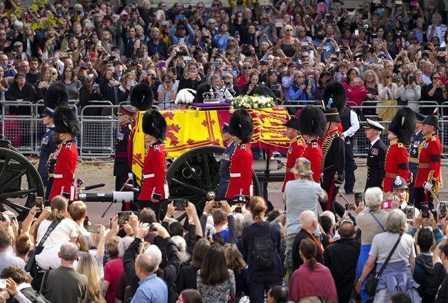 'Prepared to wait all night': Long lines as Queen Elizabeth lies in state | iNFOnews.ca