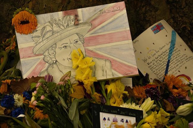 At least 250,000 people lined up to see queen's coffin | iNFOnews.ca At least 250,000 people lined up to see queen's coffin | iNFOnews.ca