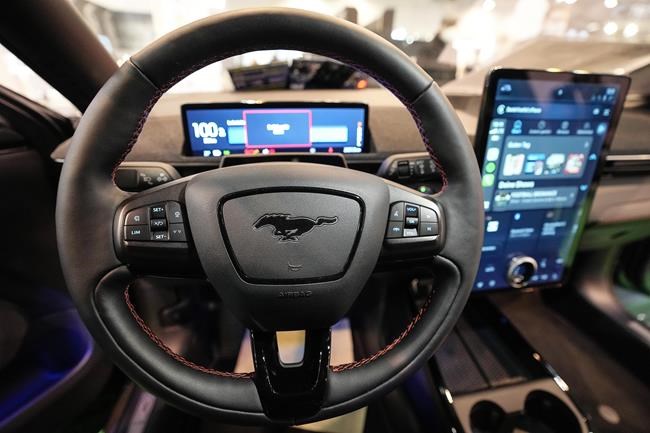 Edmunds: The pros and cons of vehicle touchscreens | iNFOnews.ca