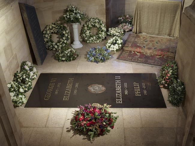 Palace reveals ledger stone at queen's final resting place | iNFOnews.ca