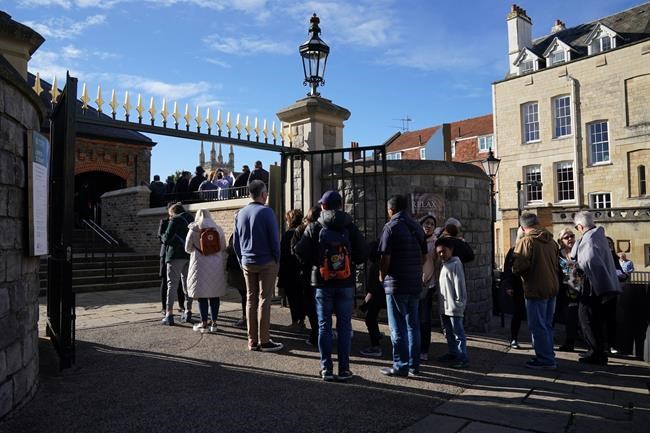 Hundreds line up to pay respects to late queen in Windsor | iNFOnews.ca Hundreds line up to pay respects to late queen in Windsor | iNFOnews.ca