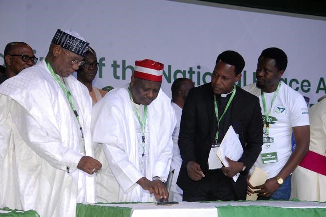 Nigerian presidential hopefuls sign election peace accord | iNFOnews.ca