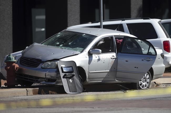 Murder suspect, officer injured in downtown Topeka shootout | iNFOnews.ca