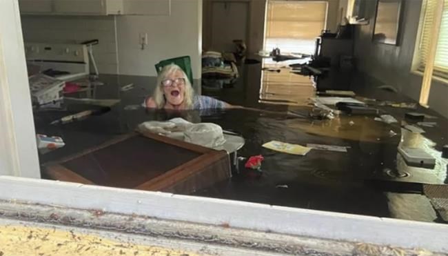 Son's images show him rescuing Mom from Ian's floodwaters | iNFOnews.ca CP1994347846