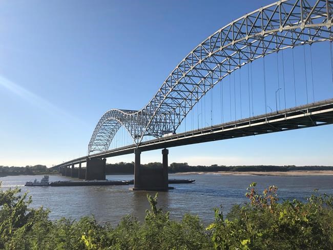 Barges grounded by low water halt Mississippi River traffic | iNFOnews.ca