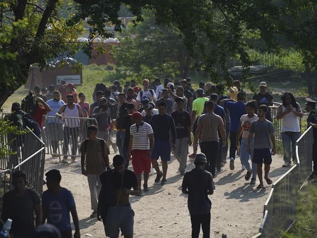 Small town in southern Mexico hosts thousands of migrants | iNFOnews.ca