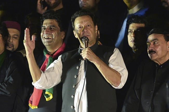 Pakistan's election commission bars ex-PM Khan from office | iNFOnews.ca