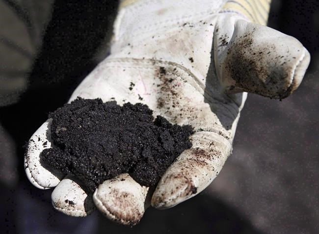 Price discount for Canadian oil widened in October; experts see weakness until 2023 | iNFOnews.ca CP561147603