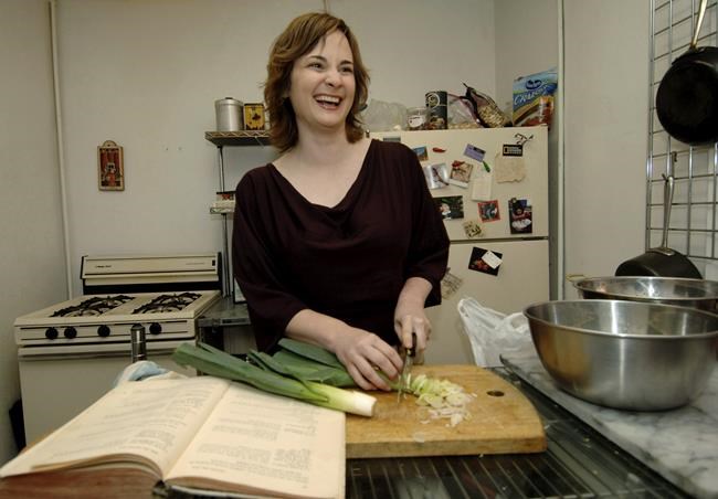 Julie Powell, food writer of 'Julie & Julia,' dies at 49 | iNFOnews.ca CP1121400502
