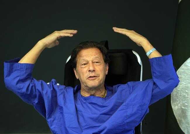 Pakistan's ex-PM Khan pauses protest march after shooting | iNFOnews.ca