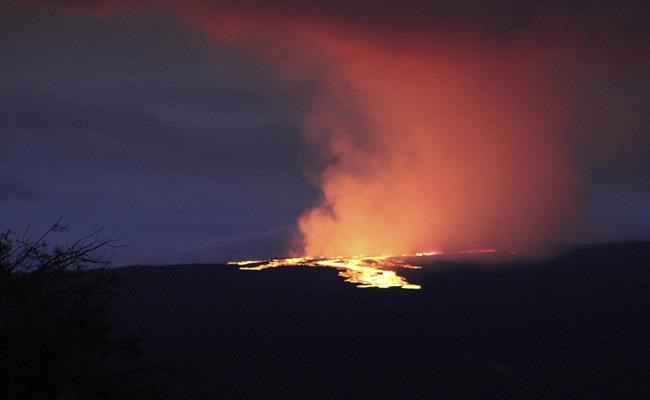 Lava from Hawaii volcano lights night sky amid warnings | iNFOnews.ca