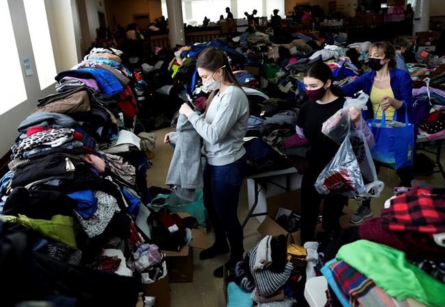 From mutual aid to donating time, how young Canadians are giving back differently | iNFOnews.ca