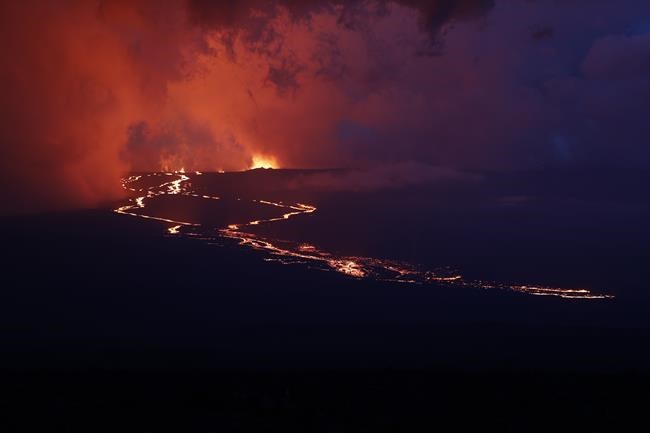 Viewers flock to watch glowing lava ooze from Hawaii volcano | iNFOnews.ca