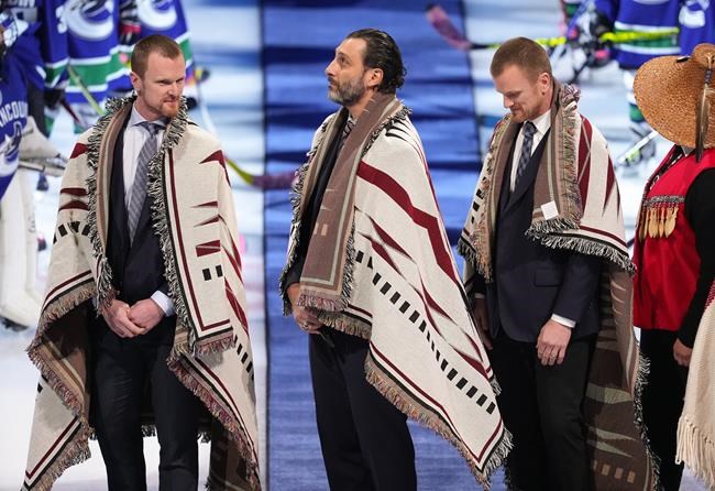 Vancouver Canucks honour newly minted Hall of Famers Luongo, Sedins | iNFOnews.ca