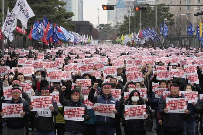 Thousands protest in South Korea in support of truckers | iNFOnews.ca