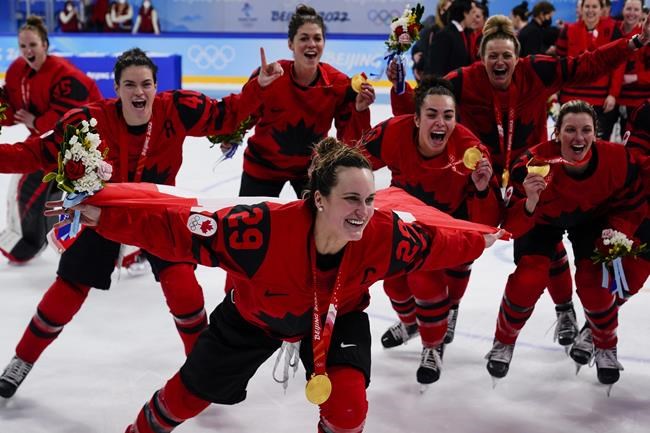 Poulin first female hockey player to win Canada's athlete of the year honour | iNFOnews.ca