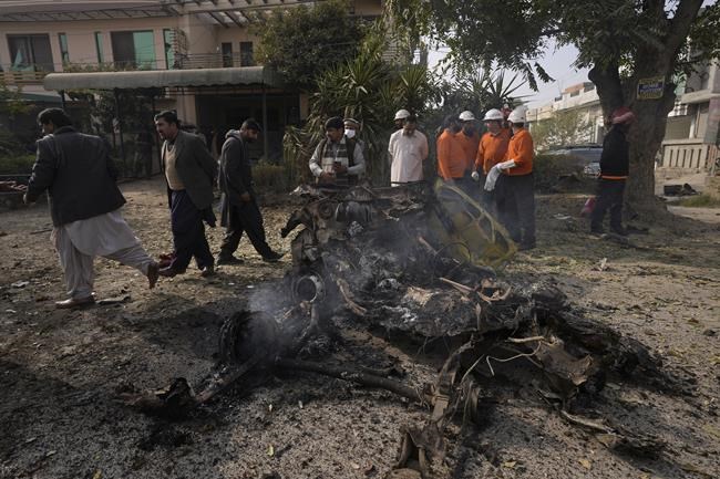 Suicide bombing in Islamabad kills 2 suspects and policeman | iNFOnews.ca