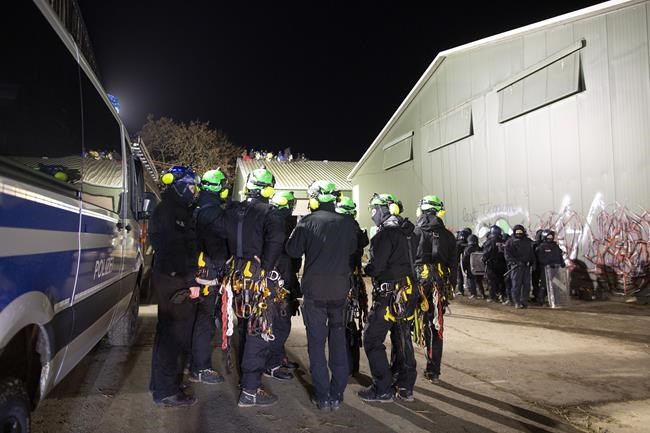 Police press ahead with clearance of condemned German hamlet | iNFOnews.ca Police press ahead with clearance of condemned German hamlet | iNFOnews.ca