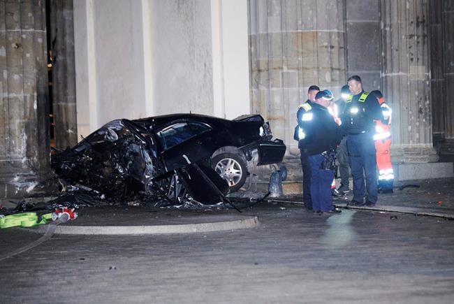 Man dies after crashing Mercedes sedan into Brandenburg Gate | iNFOnews.ca