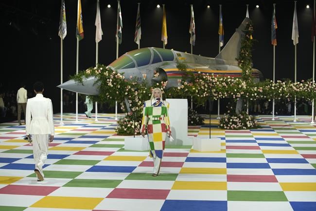 Loewe's minimalist Paris show explores Old Masters, boyhood | iNFOnews.ca CP1146038858