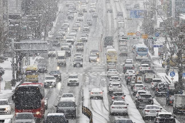 Heavy snow hits Seoul, traffic resumes on Japan highway | iNFOnews.ca Heavy snow hits Seoul, traffic resumes on Japan highway | iNFOnews.ca