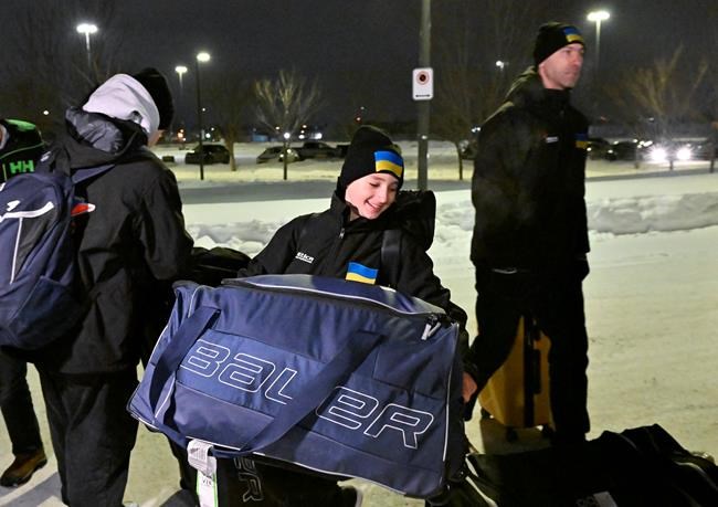 Hockey team of preteen Ukrainian refugees arrives in Quebec City for tournament | iNFOnews.ca