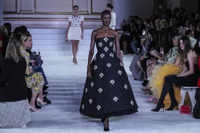 Carolina Herrera finds royal drama, opulence at NYFW | iNFOnews.ca