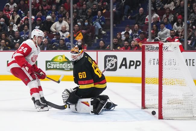 Larkin scores twice, Detroit Red Wings trounce struggling Canucks 6-1 | iNFOnews.ca