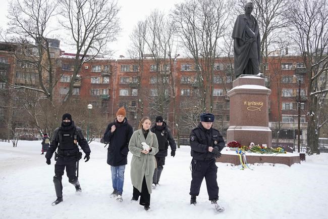 Russians mark Ukraine war anniversary with flowers, arrests | iNFOnews.ca