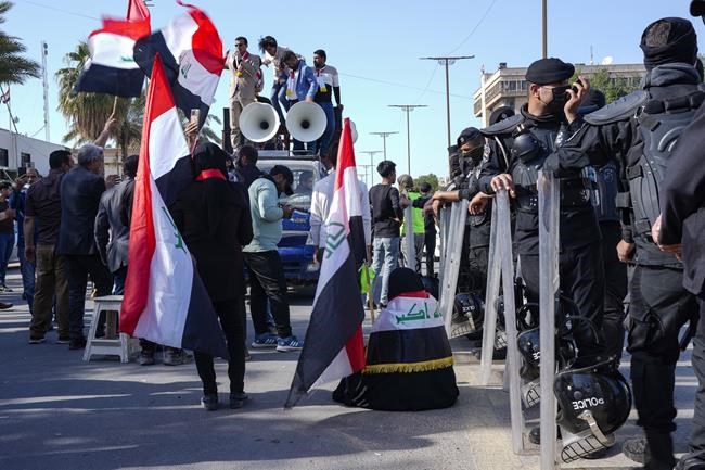 Hundreds protest new proposed election law in Baghdad | iNFOnews.ca