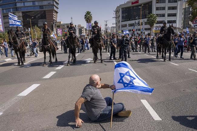 Israeli protesters clash with police, confront PM's wife | iNFOnews.ca CP1126126646