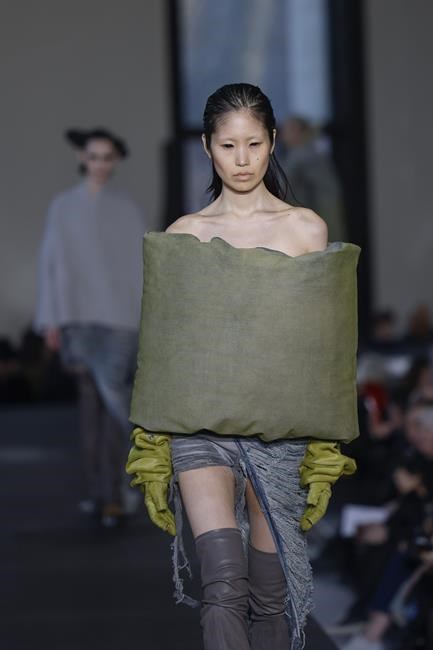 Paris Fashion Week highlights Renaissance art, eco-tanning | iNFOnews.ca Paris Fashion Week highlights Renaissance art, eco-tanning | iNFOnews.ca