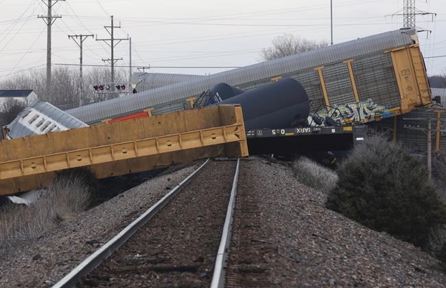 20 cars of Norfolk Southern cargo train derail in Ohio | iNFOnews.ca 20 cars of Norfolk Southern cargo train derail in Ohio | iNFOnews.ca