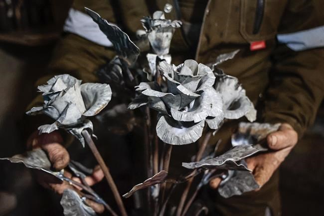 The flowers of war: Ukraine smith turns guns, ammo into art | iNFOnews.ca CP1095076210