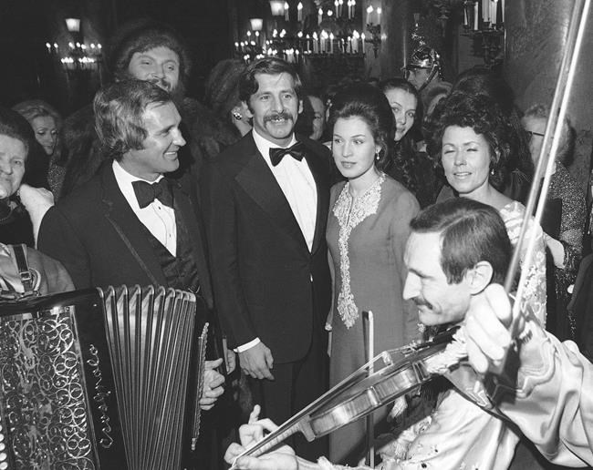 Chaim Topol, Israeli actor known for Fiddler's Tevye, dies | iNFOnews.ca CP2143917287