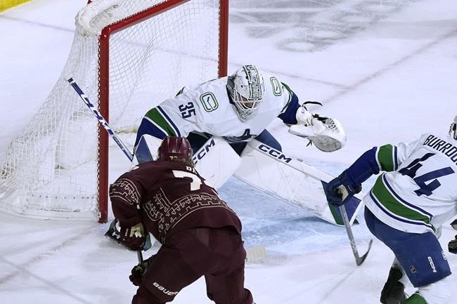 Boyd scores twice, Coyotes beat Canucks 3-2 | iNFOnews.ca