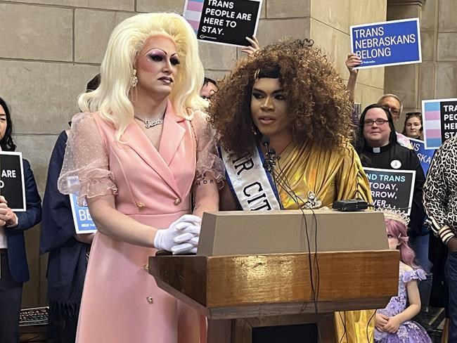 Drag community shows up to protest Nebraska drag show bill | iNFOnews.ca Drag community shows up to protest Nebraska drag show bill | iNFOnews.ca