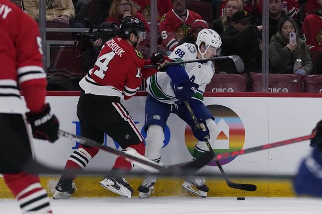 Elias Pettersson's 2 goals lifts Canucks over Blackhawks 4-2 | iNFOnews.ca Elias Pettersson's 2 goals lifts Canucks over Blackhawks 4-2 | iNFOnews.ca