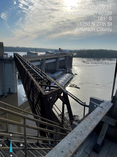Crews work to recover 3 barges that got loose on Ohio River | iNFOnews.ca Crews work to recover 3 barges that got loose on Ohio River | iNFOnews.ca