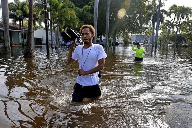 Florida floods: Businesses, residents begin cleaning up mess | iNFOnews.ca Florida floods: Businesses, residents begin cleaning up mess | iNFOnews.ca
